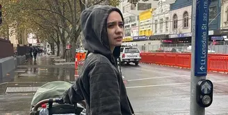 Saat berangkat liburan bersama anaknya, istri Arya Saloka itu tampil dengan hoodie hitam dan jogger pants warna army. [Foto: IG/anneofficial1990].