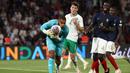 Kiper Timnas Republik Irlandia, Gavin Bazunu berhasil mengamankan bola dari ancaman bek Timnas Prancis, Dayot Upamecano pada laga Grup B Kualifikasi Euro 2024 di Parc des Princes Stadium, Paris, Jumat (8/9/2023) dini hari WIB. (AFP/Franck Fife)