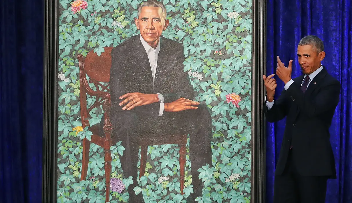 Ekspresi Presiden AS ke-44 Barack Obama saat berdiri di sebelah lukisan dirinya dalam upacara peresmian di Galeri Potret Nasional Smithsonian, Washington DC (12/2). (Mark Wilson/Getty Images/AFP)