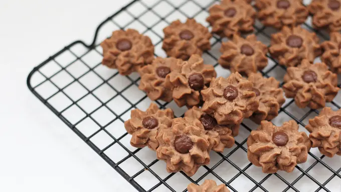 kue semprit coklat