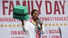 Menteri KKP Susi Pudjiastuti membawa keranjang plastik saat memberikan sambutan acara Family Day Artha Graha Peduli (AGP) di Pasar Akhir Pekan SCBD, Jakarta, Minggu (25/11). Susi mengimbau pengurangan penggunaan plastik. (Liputan6.com/Fery Pradolo)