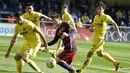 Penyerang Barcelona, Lionel Messi, berusaha melewati hadangan bek Villarreal, Mario, pada laga La Liga Spanyol di Stadion El Madrigal, Vila-real, Minggu (20/3/2016). Kedua tim bermain imbang 2-2. (AFP/Jose Jordan)