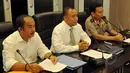 Karopenmas Brigjen Pol. Agus Rianto (kanan) memberikan keterangan terkait penyelundupan trenggiling yang akan diseludupkan ketika rilis pengungkapan kasus tersebut di Bareskrim Mabes Polri, Jakarta, Senin (27/042015). (Liputan6.com/Andrian M Tunay)