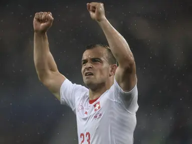 Gelandang Swiss, Xherdan Shaqiri, merayakan gol yang dicetaknya ke gawang Serbia pada laga grup E Piala Dunia di Stadion Kaliningrad, Kaliningrad, Jumat (22/6/2018). Swiss menang 2-1 atas Serbia. (AFP/Ozan Kose)