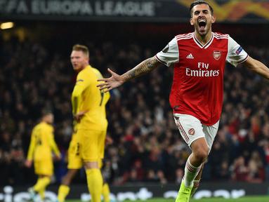 Gelandang Arsenal, Dani Ceballos, merayakan gol yang dicetaknya ke gawang Standart Liege pada laga Liga Europa di Stadion Emirates, London, Kamis (3/10). Arsenal menang 4-0 atas Liege. (AFP/Glyn Kirk)