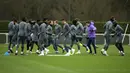 Para pemain Tottenham Hotspur melakukan pemanasan saat mengikuti sesi latihan tim di Pusat Pelatihan Enfield Tottenham Hotspur, di London utara (10/12/2019). Tottenham akan bertanding melawan wakil Jerman, Bayern Munchen pada Grup B Liga Champions di Allianz Arena. (AFP/Isabel Infantes)