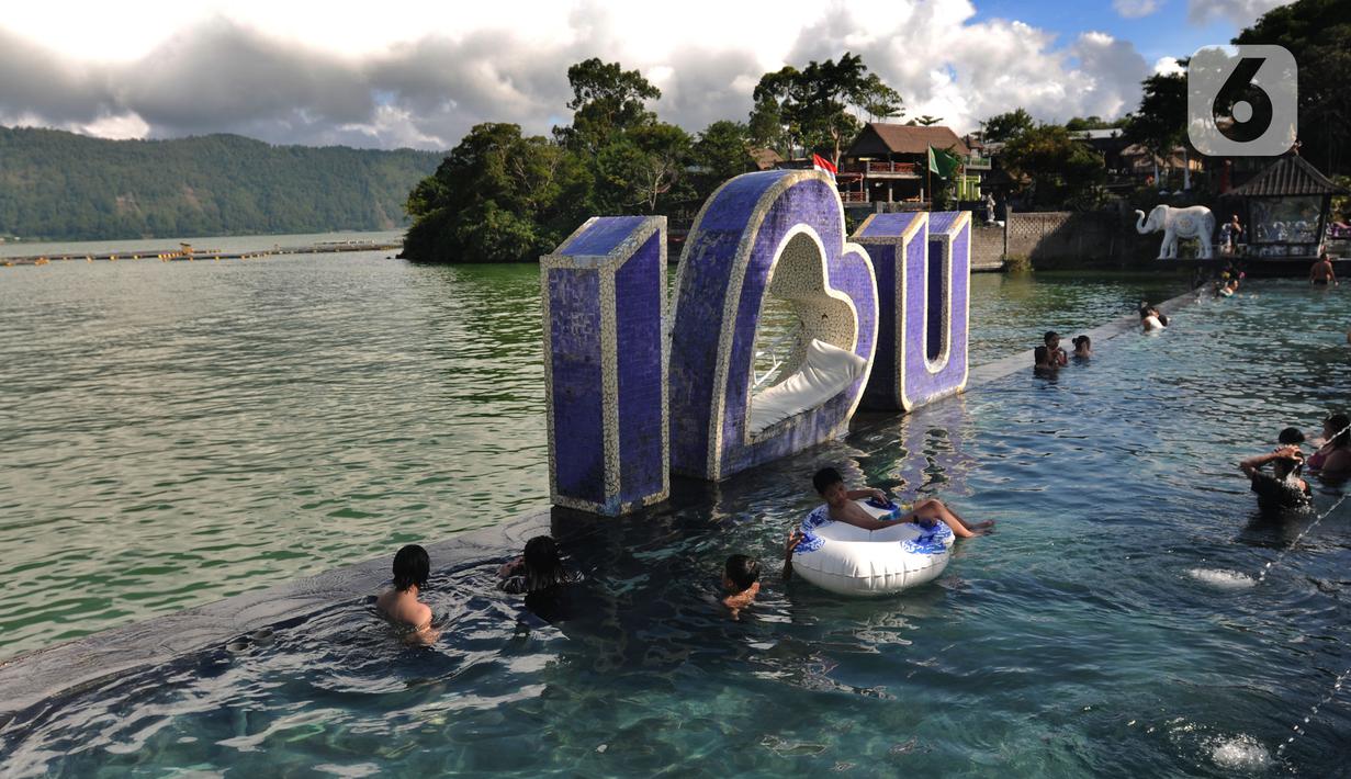 <p>Sejumlah wisatawan berendam di kolam air panas yang terletak di pinggir Danau Batur, Kintamani, Bangli, Bali, Rabu (04/03/20222). Kunjungan wisatawan domestik (Wisdom) ke Pulau Bali saat libur Lebaran 2022 terus meningkat. Per hari kedatangan wisdom rata-rata 40 ribu, dibandingkan sebelum lebaran berkisar 20 ribu per hari. (merdeka.com/Arie Basuki)</p>