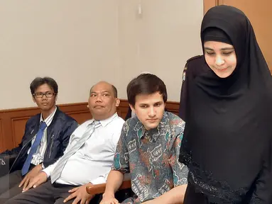 Stuart Collin tampak mengamati kedatangan Risty Tagor ke dalam ruang sidang Pengadilan Agama Jakarta Selatan, Kamis (28/1). Tiga bulan tak dinafkahi lahir batin, Risty anggap Stu bukan suaminya lagi. (Liputan6.com/Herman Zakharia)
