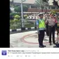 Polantas yang dicakar oleh Dora Natalia Singarimbun dapat penghargaan dari Kapolda karena sudah dinilai sangat sabar. (TMC Polda Metro Jaya)