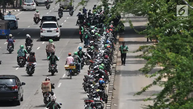 Semrawut Ojek Online Mangkal di Badan Jalan Bikin Kemacetan