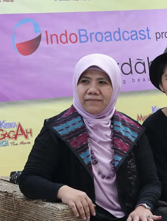 Helvy Tiana Rosa merupakan penulis buku 'Ketika Mas Gagah Pergi' sekaligus produser untuk film yang diangkat dari novelnya tersebut. (Nurwahyunan/Bintang.com)