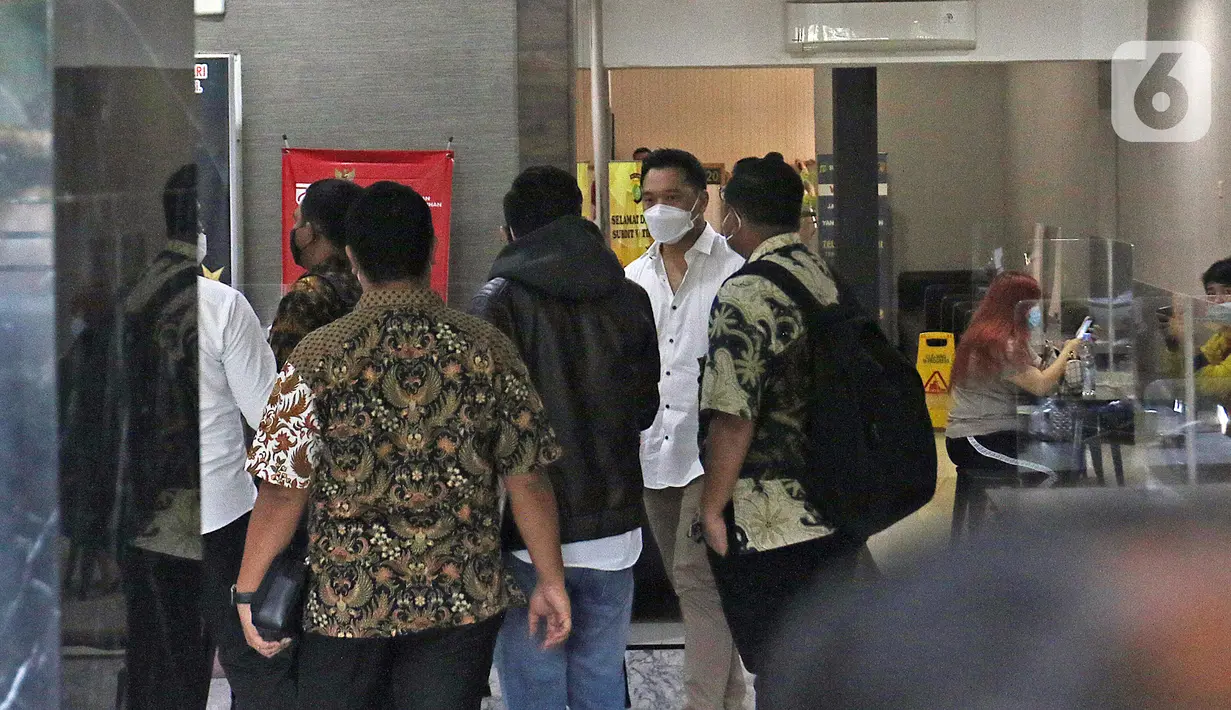 Michael Yukinobu Defretes atau Nobu saat berada di Ditreskrimsus Polda Metro Jaya, Jakarta, Senin (4/1/2021). Nobu menjalani pemeriksaan sebagai tersangka dalam kasus video syur bersama Gisella Anastasia atau Gisel. (Liputan6.com/Herman Zakharia)