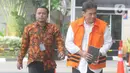 Direktur Pemasaran PTPN III (Persero) sekaligus merangkap Komisaris Utama PT KPBN I Kadek Kertha Laksana memasuki gedung KPK untuk pemeriksaan di Jakarta, Rabu (4/12/2019). Kadek diperiksa sebagai tersangka terkait kasus dugaan suap distribusi gula di PTPN III Tahun 2019. (merdeka.com/Dwi Narwoko)