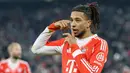 Pemain Bayern Munchen, Michael Olise menggiring bola melewati pemain VfL Wolfsburg dalam laga lanjutan Liga Jerman 2025/2026 di Allianz Arena, Munchen, Jerman, Minggu (11/01/2026) waktu setempat. (AFP/Alexandra Beier)