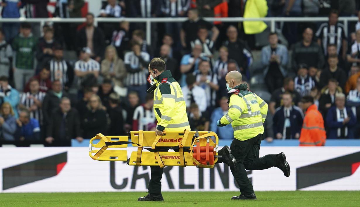 Petugas medis dengan cepat berlari untuk memberikan bantuan menuju tribun penonton. (AP/Jon Super)