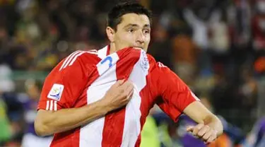 Selebrasi striker Paraguay Oscar Cardozo di adu penalti lawan Jepang pada babak perdelapan final PD 2010 di Loftus Versfeld Stadium, Pretoria, 29 Juni 2010. Paraguay unggul 5-3. AFP PHOTO / PIERRE-PHILIPPE MARCOU 