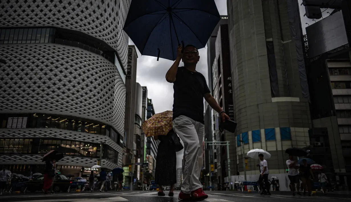 Informasi yang dikeluarkan Badan Meteorologi Jepang, Topan Lan dengan intensitas angin topan yang sangat kuat. Bergerak mengarah ke utara dengan kecepatan 10 km per jam (6 knot). (AP Photo/Philip Fong)