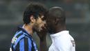 Pemain Internazionale, Andrea Ranocchia beradu argumen dengan pemain AS Roma, Antonio Rudiger pada laga Serie A di Stadion San Siro, Itali, Sabtu (31/10/2015). Inter berhasil menang 1-0. (Reuters/Stefano Rellandini)
