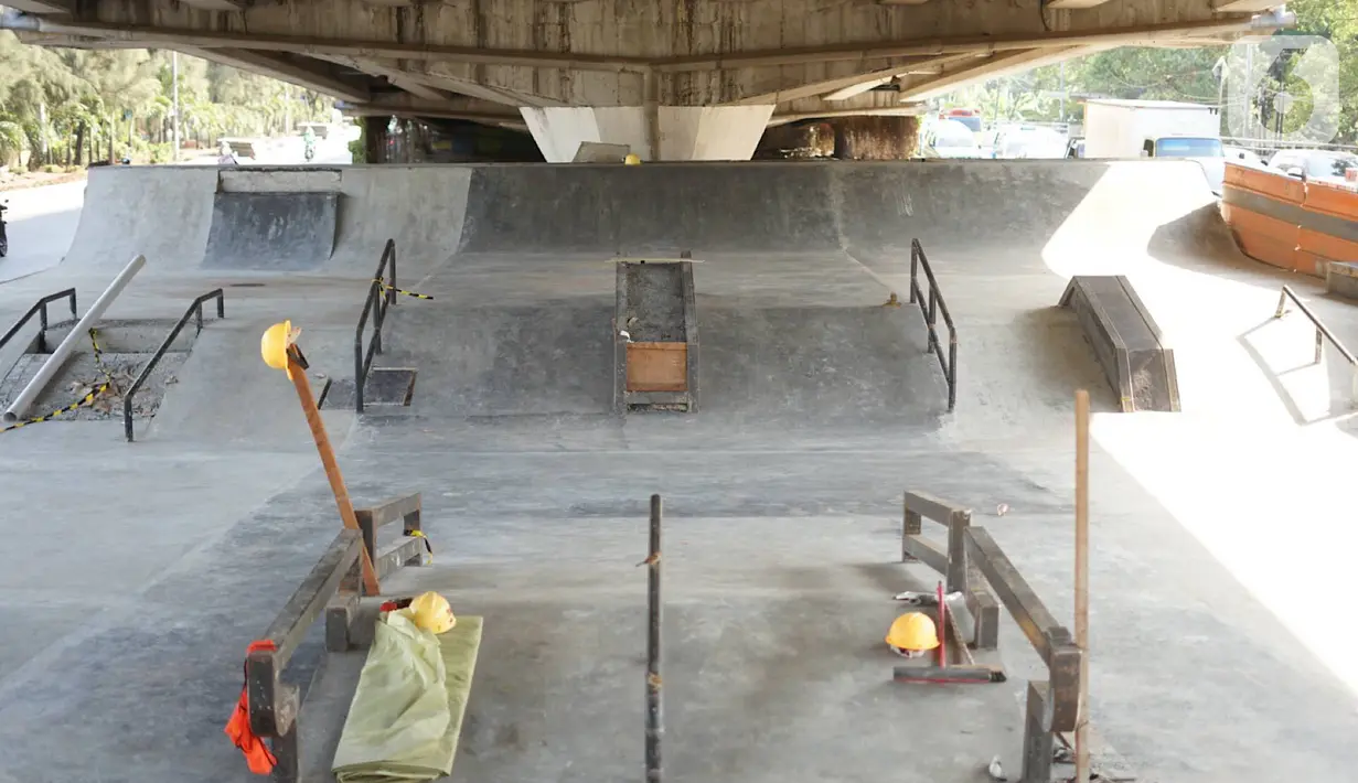 Penampakan proyek pembangunan Skatepark Pasar Rebo, Jakarta, Sabtu (5/10/2019). Skatepark yang berada di kolong Jalan Layang Pasar Rebo tersebut menelan biaya sekitar Rp 14,3. (Liputan6.com/Immanuel Antonius)