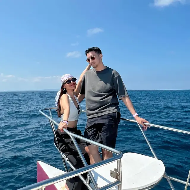 4 Tahun Nikah Belum Punya Anak, Ini 6 Potret Terbaru Gerald Yohanes dan Mezty Mez