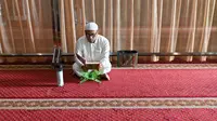 Tadarus merujuk pada sebuah aktivitas pembacaan Al Quran dengan tujuan memelihara dan memperbaiki hafalannya. (AFP/CHAIDEER MAHYUDDIN)