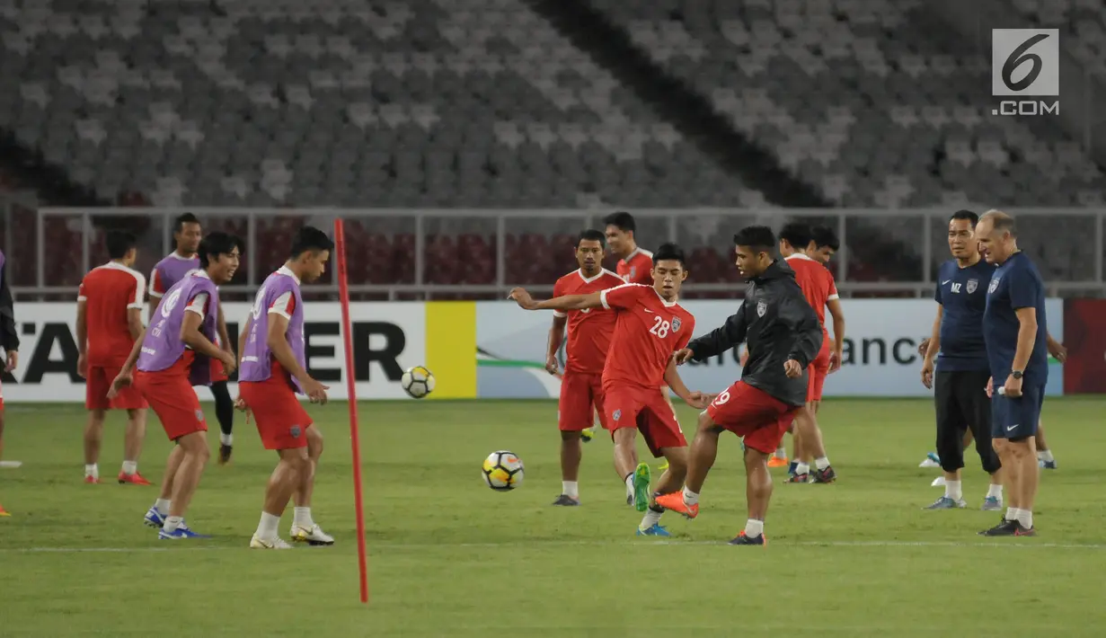 Pemain Johor Darul Ta'zim (JDT) melakukan latihan resmi jelang laga penyisihan Grup H Piala AFC 2018 melawan Persija di Stadion GBK, Jakarta, Senin (9/4). Laga kedua tim akan digelar, Selasa (10/4). (Liputan6.com/Helmi Fithriansyah)
