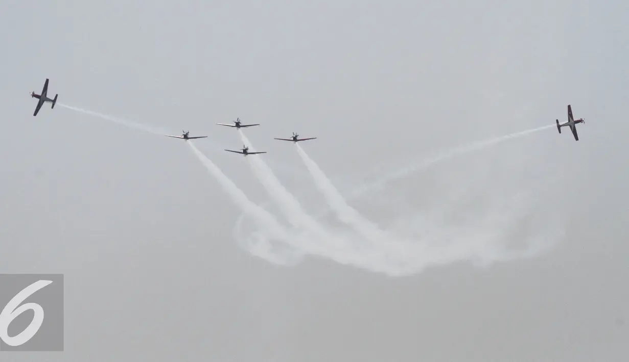 Aksi akrobatik pesawat Jupiter saat Gladi Bersih Hut TNI 70 di Cilegon (3/10/2015). Tema peringatan "Bersama Rakyat TNI Kuat, Hebat, Profesional, Siap Mewujudkan Indonesia yang Berdaulat, Mandiiri dan Berkepribadian." (Liputan6.com/Immanuel Antonius)