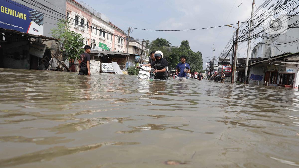 Kali Angke Meluap, Banjir Rendam Jalan Raya Cipondoh Kota Tangerang Banten