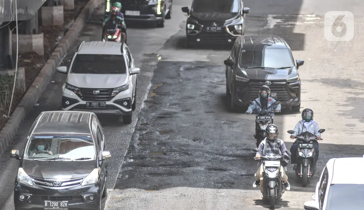 Kendaraan menghindari jalan rusak dan berlubang saat melintas di Jalan HR Rasuna Said, Kuningan, Jakarta Selatan, Senin (24/10/2022). Minimnya pengawasan dan perawatan dari pihak terkait menyebabkan jalan rusak dan berlubang imbas proyek pembangunan stasiun LRT Jabodebek tersebut sudah terjadi sejak dua bulan lalu yang dapat menimbulkan kecelakaan serta mengancam keselamatan pengendara. (merdeka.com/Iqbal S. Nugroho)