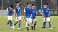 Timnas Singapura U-19 setelah kalah 0-4 dari Indonesia di matchday kedua penyisihan Grup A Piala AFF U-19 2018 di Stadion Gelora Delta, Sidoarjo, Selasa (3/7/2018). (Bola.com/Aditya Wany)
