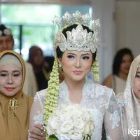 Poppy Sovia kini tengah berbahagia. Pasalnya ia resmi jadi istri dari Ahmad Gussaoki.  Acara pernikahan pun digelar di Sport Centre, Alam Sutera, Tangerang pada Sabtu (24/3/2018). (Bayu Herdianto/KapanLagi.com)