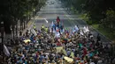 Forum Honorer Kategori 2 (FHK2) saat menggelar aksi longmarch dari patung kuda menuju Istana Negara, Jakarta, (15/10/14). (Liputan6.com/Faizal Fanani) 