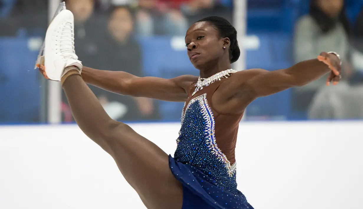 Atlet cantik Prancis, Maen Berenice Meite tampil menunjukkan gerakan selama bersaing dalam kompetisi Skate Canada Autumn Classic 2018 di Oakville, Ontario, Kanada, Kamis (20/9). (AFP PHOTO / Geoff Robins)