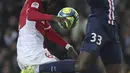 Gelandang AS Monaco, Tiemoue Bakayoko berebut bola dengan pemain PSG, Tanguy Kouassi pada pertandingan lanjutan Liga Prancis di Stadion Louis II, Monaco (15/1/2020). PSG menang telak atas Monaco 4-1. (AP Photo/Daniel Cole)