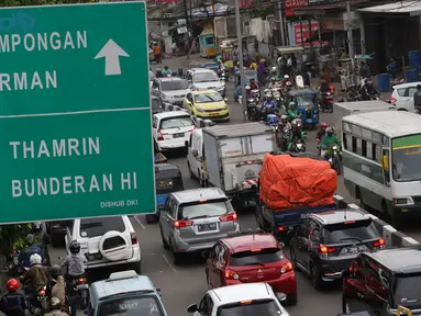Kendaraan terjebak macet di kawasan Tanah Abang, Jakarta, Rabu (25/5). Banyaknya aktivitas di kawasan tersebut membuat arus lalu lintas selalu mengalami kemacetan, meskipun telah terbebas dari pedagang kaki lima (PKL). (Liputan6.com/Immanuel Antonius)