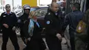 Polisi Palestina mengevakuasi rombongan delegasi Amerika Serikat (AS), termasuk anggota Dewan Kota New York, saat tengah mengunjungi Ramallah di Tepi Barat, Kamis (22/2). Mereka dilempari telur oleh para demonstran Palestina. (ABBAS MOMANI/AFP)