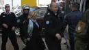 Polisi Palestina mengevakuasi rombongan delegasi Amerika Serikat (AS), termasuk anggota Dewan Kota New York, saat tengah mengunjungi Ramallah di Tepi Barat, Kamis (22/2). Mereka dilempari telur oleh para demonstran Palestina. (ABBAS MOMANI/AFP)