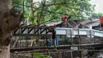 Pekerja menyelesaikan proyek pembangunan jembatan penghubung antarkampung di kawasan Pondok Pinang, Jakarta, Jumat (13/12/2019). Jembatan yang menghubungkan permukiman di daerah Pondok Pinang dengan kawasan Bintaro tersebut ditargetkan rampung pada akhir Desember. (Liputan6.com/Faizal Fanani)