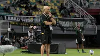 Pelatih Persebaya Surabaya, Bernardo Tavares, mengamati jalannya pertandingan melawan PSMS Medan pada laga kedua Grup B Piala Presiden 2026 di Stadion Gelora Bung Tomo, Surabaya, Jawa Timur, Rabu (29/7/2026). Di bawah arahan Bernardo Tavares, Bajul Ijo berhasil mengamankan kemenangan 1-0 lewat gol tunggal Yuran Fernandes sekaligus memastikan langkah ke babak semifinal. (Bola.com/Wahyu Pratama)
