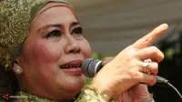 Rahasia yang Bikin Dewi Yull Tegar Saat Segalanya `Diambil`