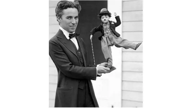 5 Potret Charlie Chaplin Tanpa Kumis dan Topi Ikonik Ini Bikin Pangling