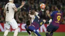 Striker Barcelona, Lionel Messi, melakukan tendangan salto saat melawan Manchester United pada laga Liga Champions 2019 di Stadion Camp Nou, Selasa (16/4). Barcelona menang 3-0 atas Manchester United. (AP/Joan Monfort)