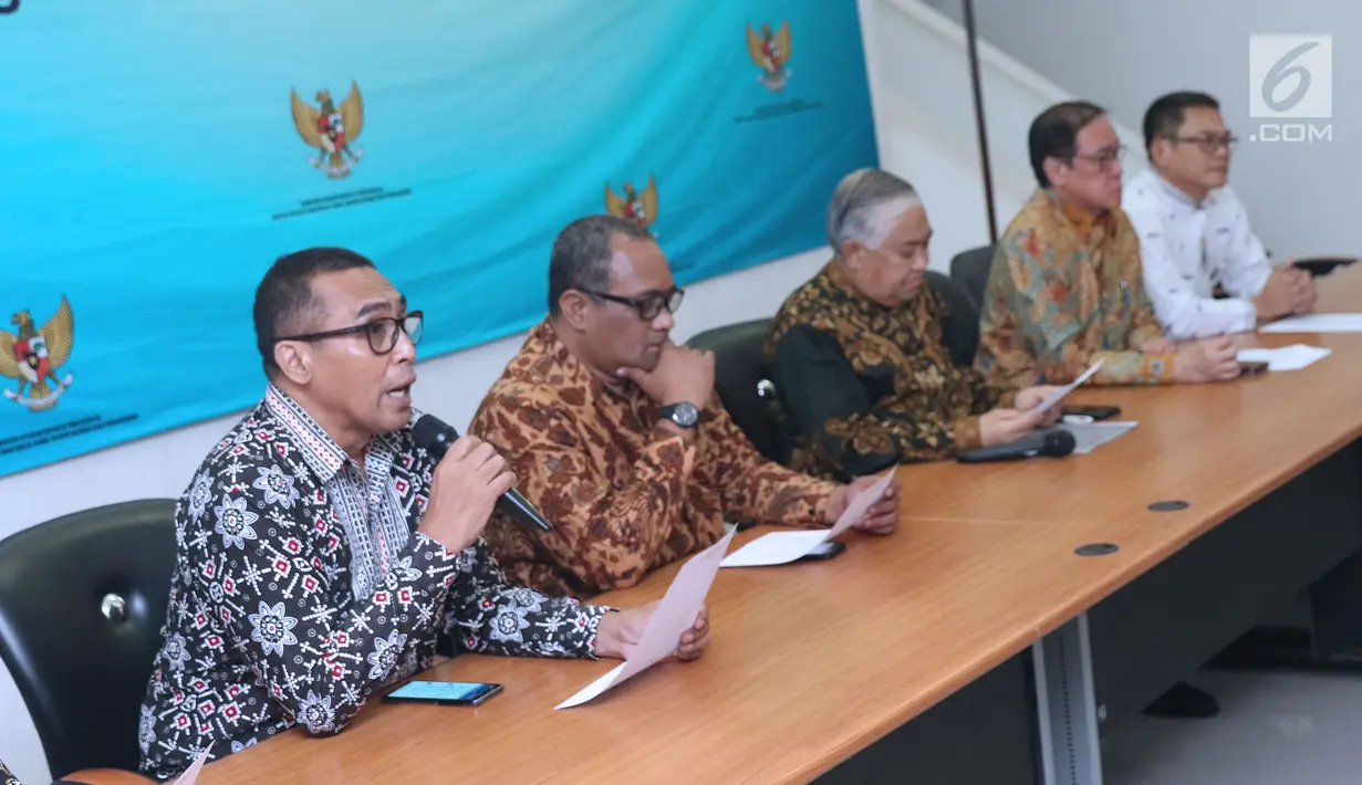 Asisten Utusan Khusus Presiden RI untuk Dialog dan Kerja sama antar Agama dan Peradaban, Jacklevyn Frits Manuputty (kiri) bersama perwakilan pemuka agama di Indonesia memberikan pernyataan di Jakarta, Selasa (10/7). (Liputan6.com/Helmi Fithriansyah)