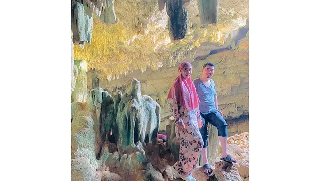 7 Potret Liburan Uztaz Solmed dan Istri di Labuan Bajo, Tampil Serasi