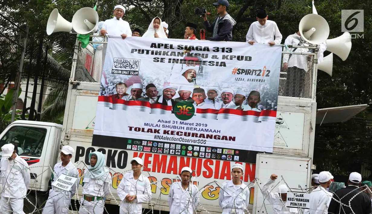 Massa Forum Umat Islam berorasi saat mengikuti kegiatan 'Apel Siaga Umat untuk Pemilu Bersih, Jujur, dan Adil' di depan Kantor KPU, Jakarta, Minggu (31/3). Dalam aksinya, massa menolak segala bentuk kecurangan dalam Pemilu yang akan berlangsung 17 April mendatang. (Liputan6.com/Immanuel Antonius)