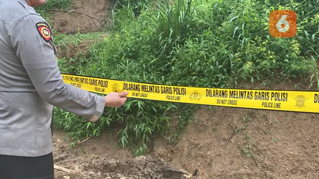 Petugas Polsek Nyalindung memberi garis polisi di lokasi kejadian yang menewaskan 3 balita akibat tenggelam di Kabuoaten Sukabumi (Liputan6.com/Fira Syahrin).
