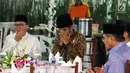 Suasana saat Presiden Joko Widodo atau Jokowi (dua kiri) dan Ketua MPR Zulkifli Hasan (kiri) buka puasa bersama di Rumah Dinas MPR Widya Chandra, Jakarta, Jumat (8/6). Buka bersama untuk menjalin silaturahmi antarpejabat negara. (Liputan6.com/JohanTallo)
