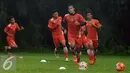 Pemain Persija Gunawan Dwi Cahyo (depan) berlari saat latihan di NYTC Sawangan, Depok (24/2/2016). Latihan ini persiapan Persija mengarungi turnamen Piala Bhayangkara dan Indonesia Super Competition (ISC) 2016. (Liputan6.com/Helmi Fithriansyah)