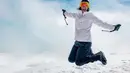 Aktris kelahiran 4 Maret 1985 ini sangat suka hal-hal berbau petualang. Seperti saat menaiki gunung Kilimanjaro. Mendaki Kilimanjaro tidak akan pernah terlupakan oleh Raline Shah karena juga bertepatan dengan momen ulang tahunnya. Saat sampai di puncak, Raline loncat kegirangan. (Liputan6.com/IG/@ralineshah)