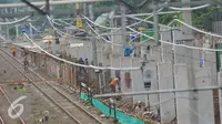 Pekerja tengah mengerjakan proyek jalur kereta menuju bandara Soetta di kawasan Sudirman, Jakarta, Senin (21/11). PT KAI menargetkan jalur kereta tersebut akan rampung pada Semester I 2017 atau sekitar Juni-Juli 2017. (Liputan6.com/Angga Yuniar)